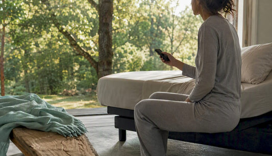Hand adjusting adjustable bed base recline